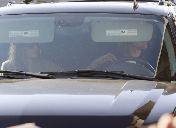 Brad Pitt et Angelina Jolie enc ompagnie de leurs enfants se rendent en voiture au McDonald's à Los Angeles le 3 mars 2012