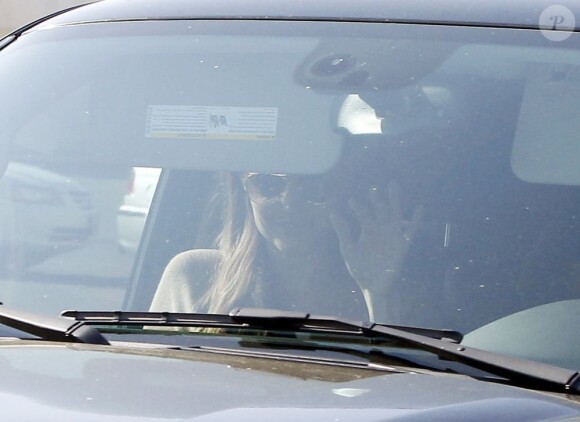 Brad Pitt et Angelina Jolie en compagnie de leurs enfants se rendent en voiture au McDonald's à Los Angeles le 3 mars 2012