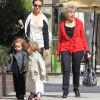 Angelina Jolie et les jumeaux Vivienne et Knox vont faire du shopping à Beverly Hills en compagnie de sa belle-mère Jane le 27 février 2012