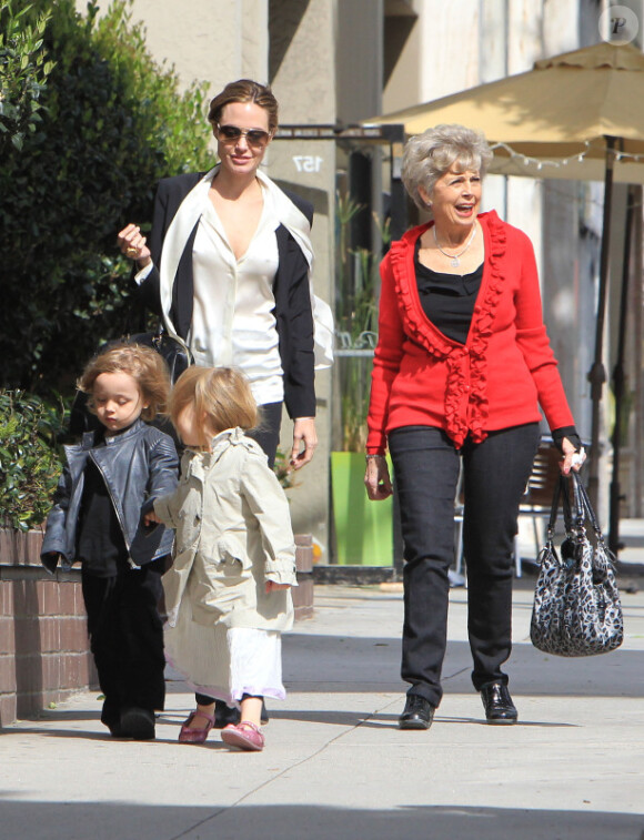 Angelina Jolie et les jumeaux Vivienne et Knox vont faire du shopping à Beverly Hills en compagnie de sa belle-mère Jane le 27 février 2012