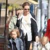 Angelina Jolie emmène ses jumeaux Vivienne et Knox faire du shopping à Beverly Hills en compagnie de sa belle-mère Jane le 27 février 2012