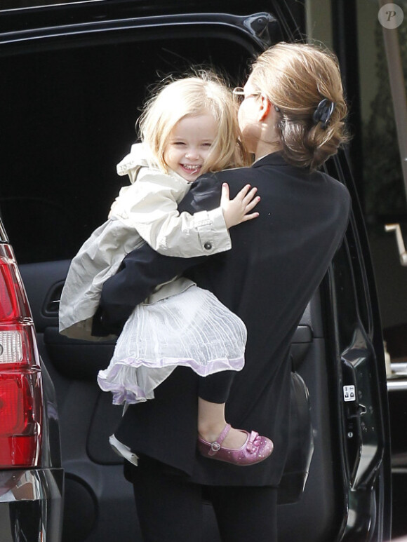 Angelina Jolie et sa fille Vivienne vont faire du shopping à Beverly Hills en compagnie de la belle-mère Jane le 27 février 2012