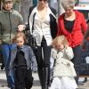Angelina Jolie emmène ses jumeaux Vivienne et Knox faire du shopping à Beverly Hills en compagnie de sa belle-mère Jane le 27 février 2012