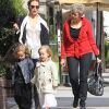Angelina Jolie emmène ses jumeaux Vivienne et Knox faire du shopping à Beverly Hills en compagnie de sa belle-mère Jane le 27 février 2012