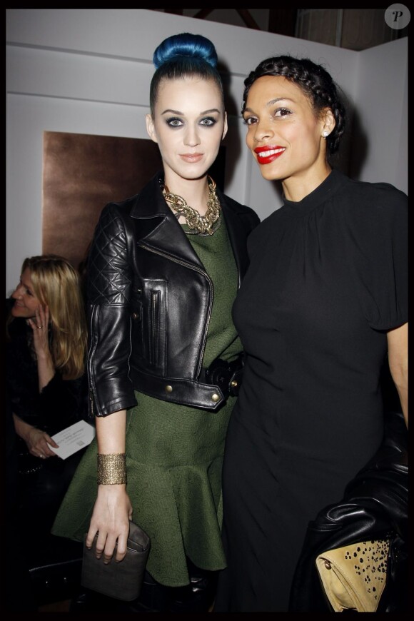 Katy Perry et Rosario Dawson à Paris le 5 mars pour le défilé Saint Laurent