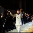 Stefano Pilati ovationné à l'issue du défilé Yves Saint Laurent à Paris le 5 mars 2012 