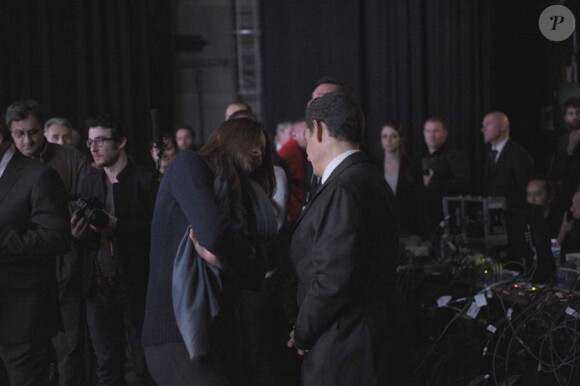 Carla Bruni auprès de Nicolas Sarkozy dans les coulisses de l'émission de France 2 Des paroles et des actes, le 6 mars 2012.