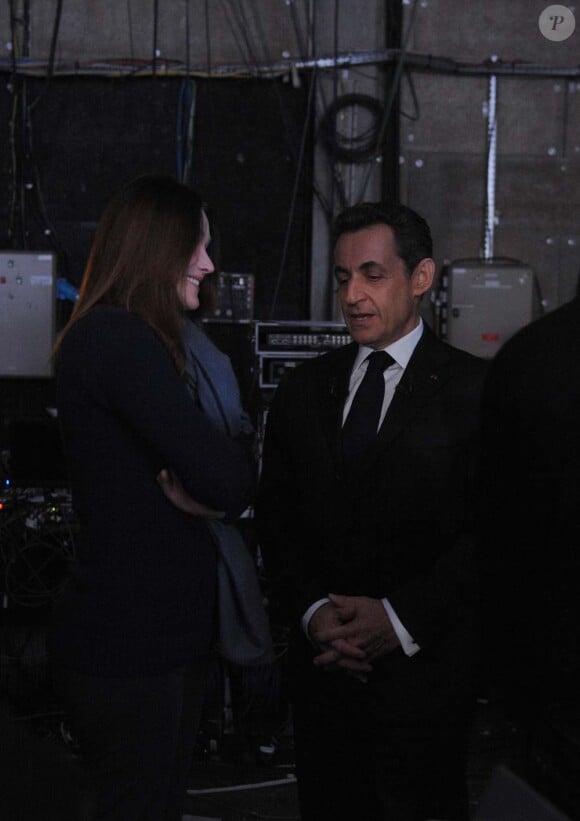 Carla Bruni auprès de Nicolas Sarkozy juste avant la prise d'antenne de l'émission de France 2 Des paroles et des actes, le 6 mars 2012.