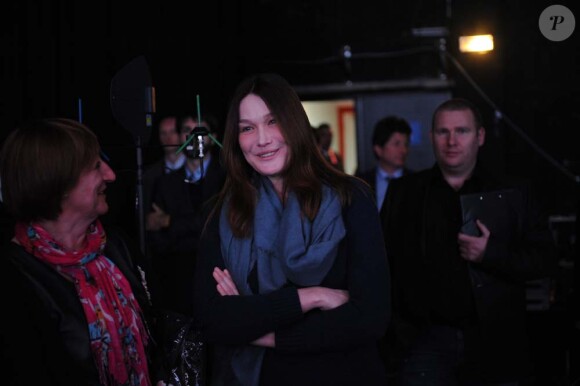 Carla Bruni juste avant la prise d'antenne de l'émission de France 2 Des paroles et des actes, le 6 mars 2012.