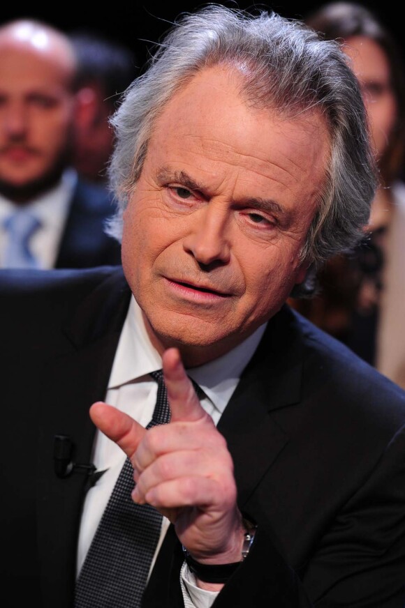 Franz-Olivier Giesbert juste avant la prise d'antenne de l'émission de France 2 Des paroles et des actes, le 6 mars 2012.