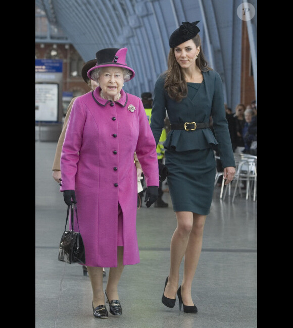 La reine Elizabeth II et Catherine, duchesse de Cambridge, arrivent à la gare londonienne de St. Pancras pour se rendre à Leicester, le 8 mars 2012
