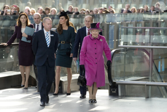 La reine Elizabeth II et Catherine, duchesse de Cambridge, arrivent à la gare londonienne de St. Pancras pour se rendre à Leicester, le 8 mars 2012