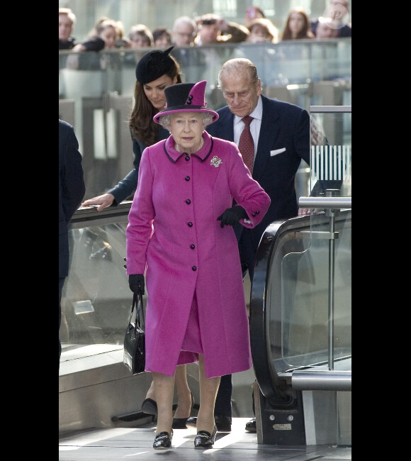 La reine Elizabeth II et Catherine, duchesse de Cambridge, ainsi que le duc D'Édimbourg arrivent à la gare londonienne de St. Pancras pour se rendre à Leicester, le 8 mars 2012