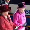 La reine Elizabeth II et Catherine, duchesse de Cambridge, arrivent à Leicester, le 8 mars  2012