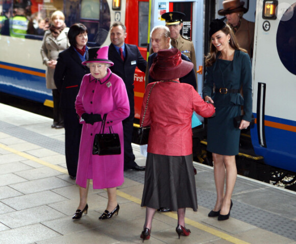 La reine Elizabeth II et Catherine, duchesse de Cambridge, arrivent à Leicester avec le sourire, le 8 mars  2012