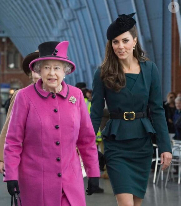 La reine Elizabeth II et Catherine, duchesse de Cambridge, faisaient preuve d'élégance en arrivant à la  gare londonienne de St. Pancras pour se rendre à Leicester, le 8 mars  2012