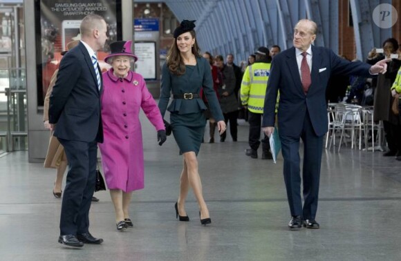 La reine Elizabeth II et Catherine, duchesse de Cambridge, arrivent à la  gare londonienne de St. Pancras pour se rendre à Leicester, le 8 mars  2012