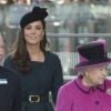 La reine Elizabeth II et Catherine, duchesse de Cambridge, arrivent à la  gare londonienne de St. Pancras pour se rendre à Leicester, le 8 mars  2012