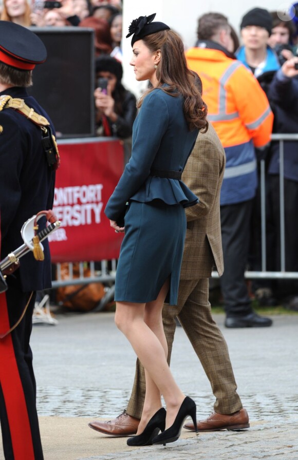La reine Elizabeth II et Catherine, duchesse de Cambridge, arrivent à Leicester, le 8 mars  2012