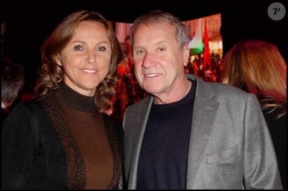 Yves Rénier et son épouse Karin lors du vernissage de l'exposition Saint-Tropez et les stars, le 8 mars 2012, au VIP Room, à Paris.