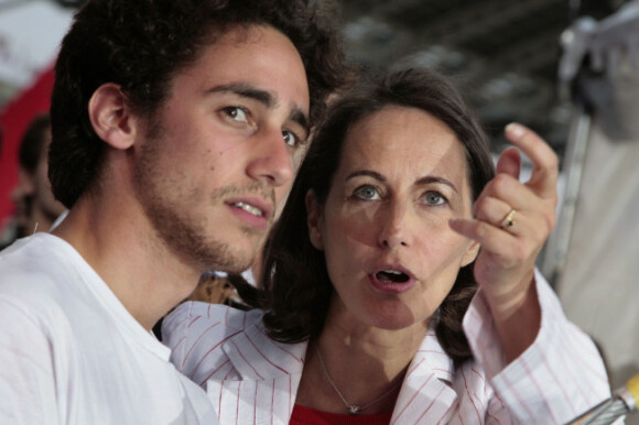Thomas Hollande, en 2007 à Paris, aux côtés de sa maman Ségolène Royal, présidentiable la même année.