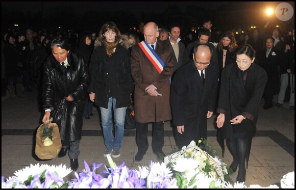 Kenzo Takada, Jane Birkin, Christophe Girard, son Excellence l'ambassadeur Ichiro Komatsu et sa femme rendent hommage aux disparus du tsunami. Paris, le 11 mars 2012.