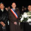 Kenzo Takada, l'adjoint au maire de Paris Christophe Girard et l'ambassadeur Ichiro Komatsu rendent hommage aux victimes du tsunami de Fukushima. Paris, le 11 mars 2012.