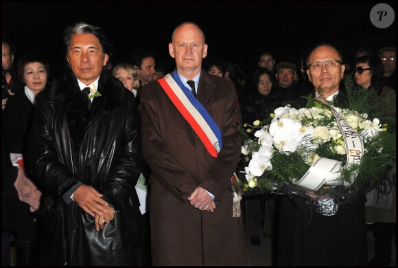 Kenzo Takada, l'adjoint au maire de Paris Christophe Girard et l'ambassadeur Ichiro Komatsu rendent hommage aux victimes du tsunami de Fukushima. Paris, le 11 mars 2012.