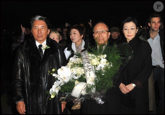 Kenzo Takada, l'ambassadeur du Japon en France son Excellence Ichiro Komatsu et sa femme rendent hommage aux victimes du tsunami japonais. Paris, le 11 mars 2012.
