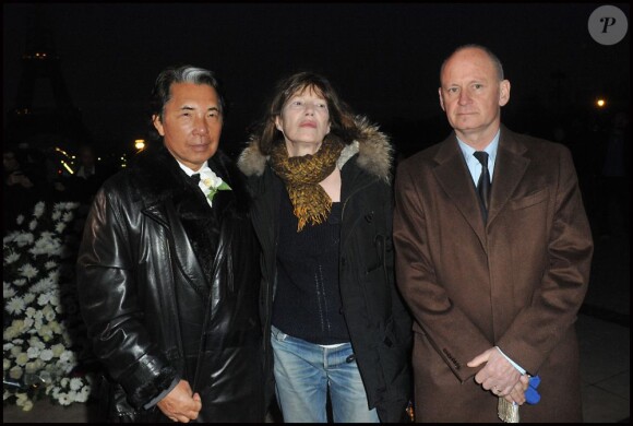 Kenzo Takada, Jane Birkin et Christophe Girard lors de la cérémonie de recueillement pour le premier anniversaire du tsunami japonais. Paris, le 11 mars 2012.