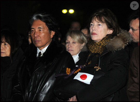 Kenzo Takada et Jane Birkin lors d'une cérémonie de recueillement pour le premier anniversaire du tsunami japonais de Fukushima. Paris, le 11 mars 2012.