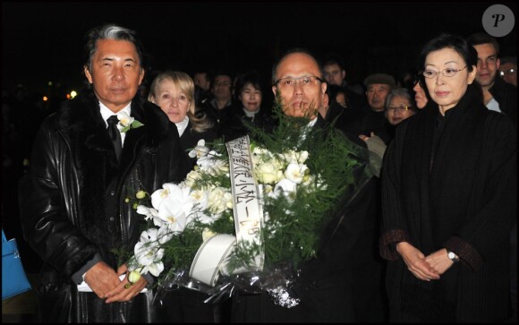 Kenzo Takada, l'ambassadeur du Japon en France Ichiro Komatsu et sa femme se recueillent lors du premier anniversaire du tsunami japonais. Paris, le 11 mars 2012.