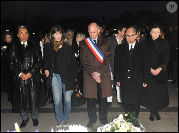 Kenzo Takada, Jane Birkin, Christophe Girard, Son Excellence l'ambassadeur Ichiro Komatsu et sa femme rendent hommage aux disparus du tsunami japonais. Paris, le 11 mars 2012.