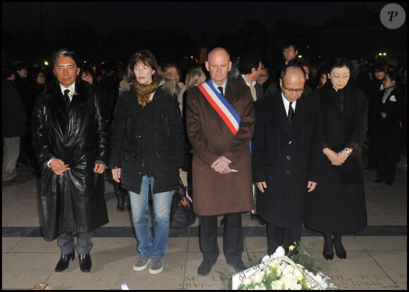 Kenzo Takada, Jane Birkin, Christophe Girard, Son Excellence l'ambassadeur Ichiro Komatsu et sa femme se recueillent lors du premier anniversaire du tsunami japonais qui avait lieu à Fukushima. Paris, le 11 mars 2012.