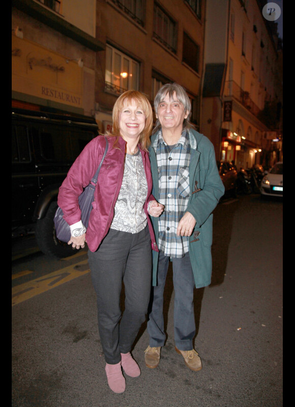 Annie Stone et son compagnon lors de l'hommage à Gérard Rinaldi au théâtre de La Michodière, à Paris, le 12 mars 2012