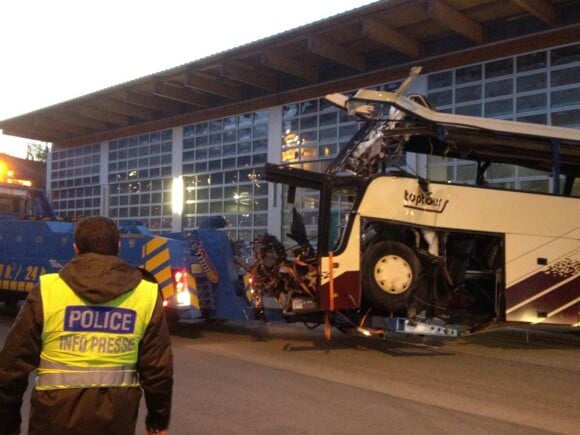 L'état du bus du prestataire Toptours après l'accident survenu au tunnel de Sierre (Valais, Suisse) dans la soirée du 13 mars 2012 témoigne bien de "l'extrême violence du choc", qui a coûté la vie à au moins 28 Belges, dont 22 enfants âgés de 10 à 12 ans.
