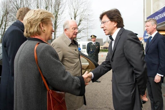 Le roi Albert II et la reine Paola de Belgique, affligés, ont témoigné leur profonde émotion et leur compassion, de pair avec le Premier ministre Elio Di Rupo, aux familles des victimes de la tragédie de Sierre, le 14 mars 2012, à l'aéroport militaire de Melsbroek, avant leur départ pour la Suisse.