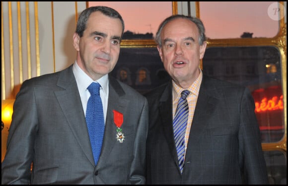 Takis Candilis et Frédéric Mitterrand lors de la remise de décorations au ministère de la Culture, le 14 mars 2012, à Paris