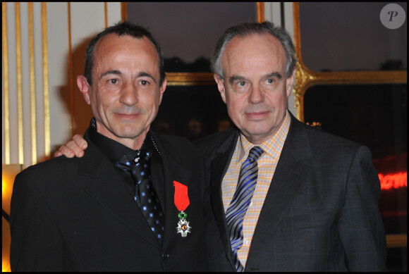 Jacques Malaterre, chevalier de l'ordre de la Légion d'honneur et Frédéric Mitterrand lors de la remise de décorations au ministère de la Culture, le 14 mars 2012, à Paris