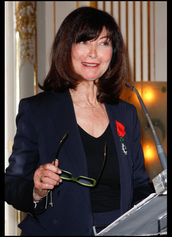 Muriel Rosé a été faite chevalier de l'ordre de la Légion d'honneur par Frédéric Mitterrand lors de la remise de décorations au ministère de la Culture, le 14 mars 2012, à Paris