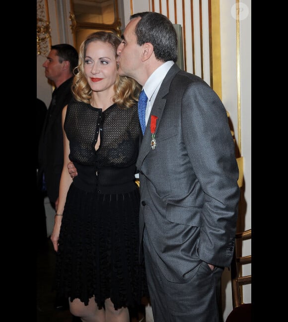 Babsie Steger et son mari Takis Candilis, fait chevalier de l'ordre de  la Légion d'honneur, lors de la remise de décorations au ministère de la  Culture, le 14 mars 2012, à Paris