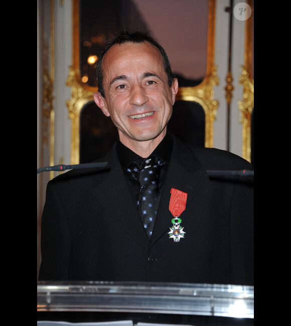 Jacques Malaterre, chevalier de l'ordre de la Légion d'honneur et  Frédéric Mitterrand lors de la remise de décorations au ministère de la  Culture, le 14 mars 2012, à Paris