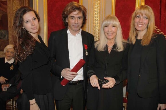 Jean-Michel Jarre en compagnie de Dany Saval, sa demi-soeur Stéphanie Jarre et la fille de cette dernière à l'Élysée où Nicolas Sarkozy a décoré onze personnalités des arts et du spectacle, le 14 mars 2012.