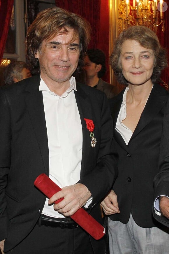 Jean-Michel Jarre et son ancienne compagne Charlotte Rampling à l'Élysée où Nicolas Sarkozy a décoré onze personnalités des arts et du spectacle, le 14 mars 2012.