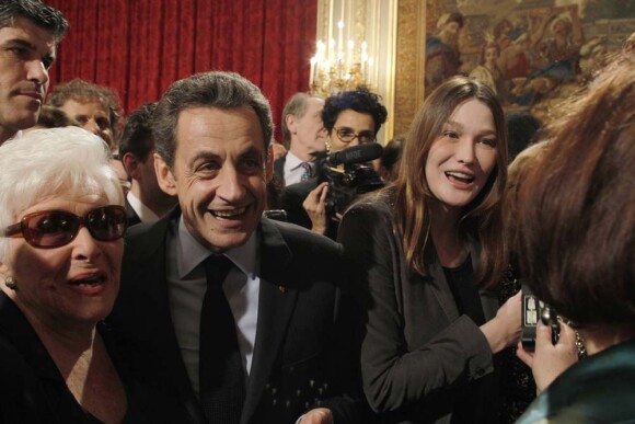 Nicolas Sarkozy et Carla Bruni à l'Élysée où le président a décoré onze personnalités des arts et du spectacle, le 14 mars 2012.