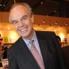 Frédéric Mitterrand fait la pub de son propre bouquin au Salon du livre de Paris, le 16 mars 2012.