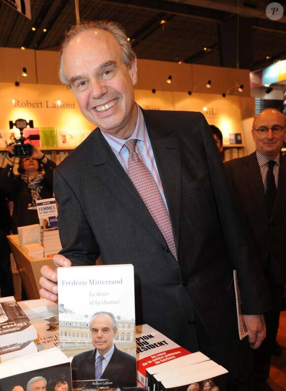 Frédéric Mitterrand fait la pub de son propre bouquin au Salon du livre de Paris, le 16 mars 2012.