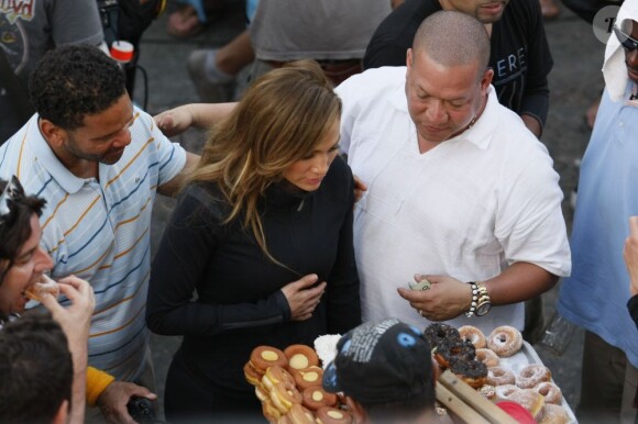 Jennifer Lopez en plein élan de gourmandise sur le tournage de son nouveau clip, Follow the Leader, au Mexique. Le 13 mars 2012