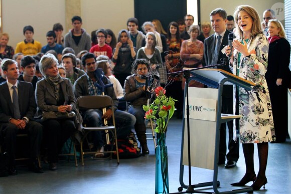 La reine Noor de Jordanie s'est exprimée devant les élèves du United World College de Maastricht, le 16 mars 2012. Noor est depuis 1995 présidente du groupe UWC.