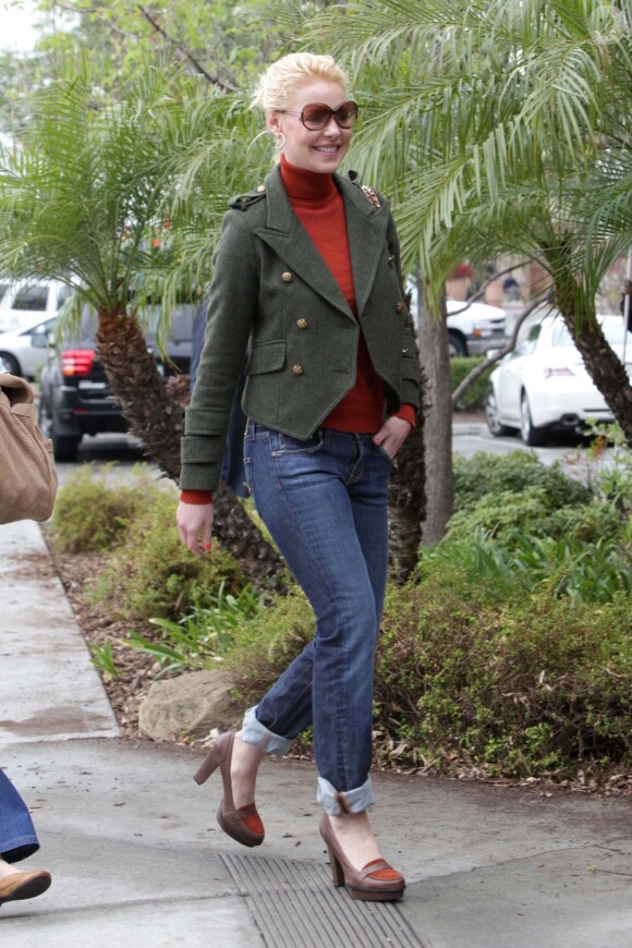 Katherine Heigl, souriante, est allée déjeuner chez P.F. Chang's avec sa mère Nancy. Woodland Hills, le 16 mars 2012.